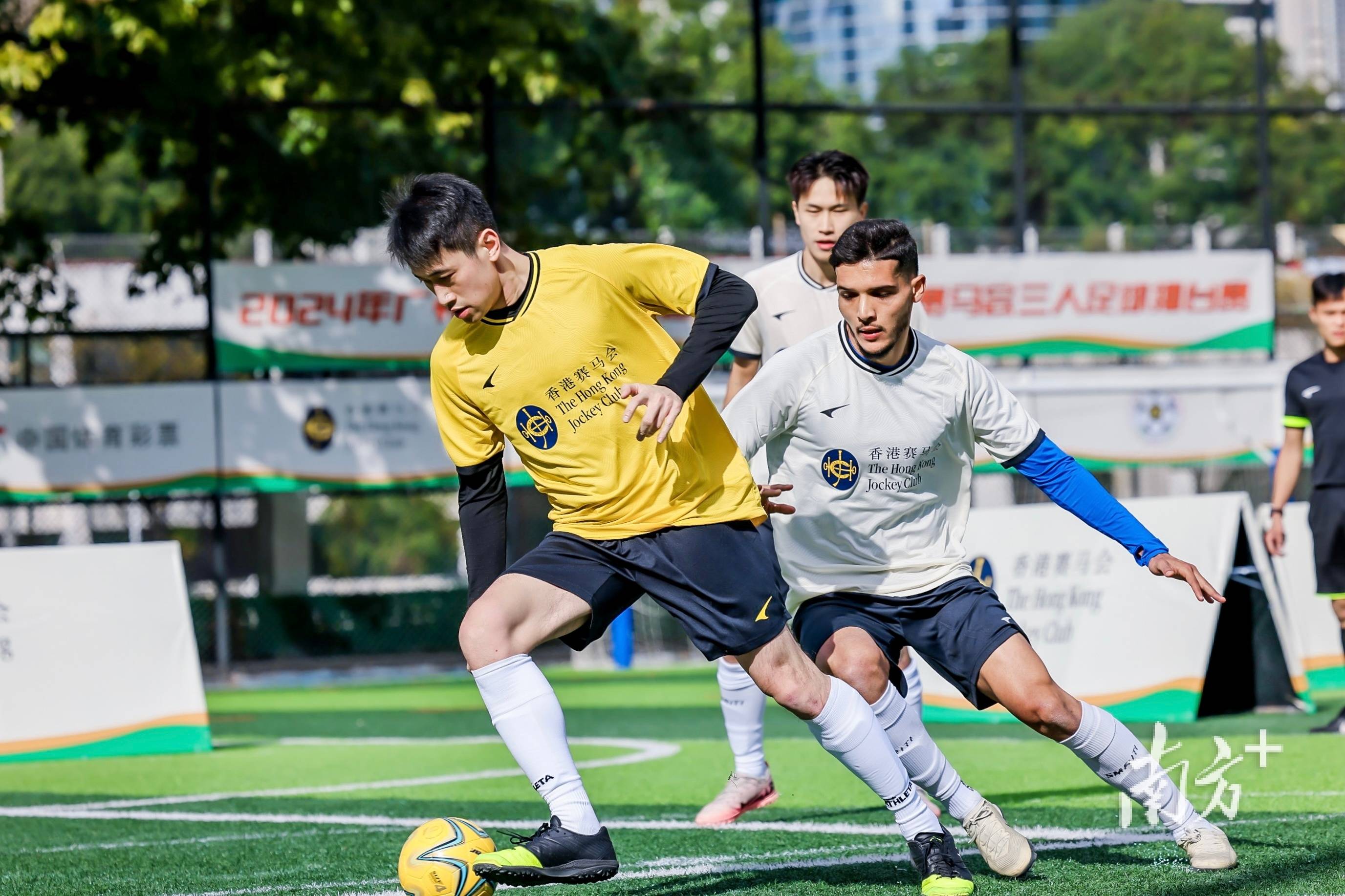 足球联赛冠军争夺战激烈进行