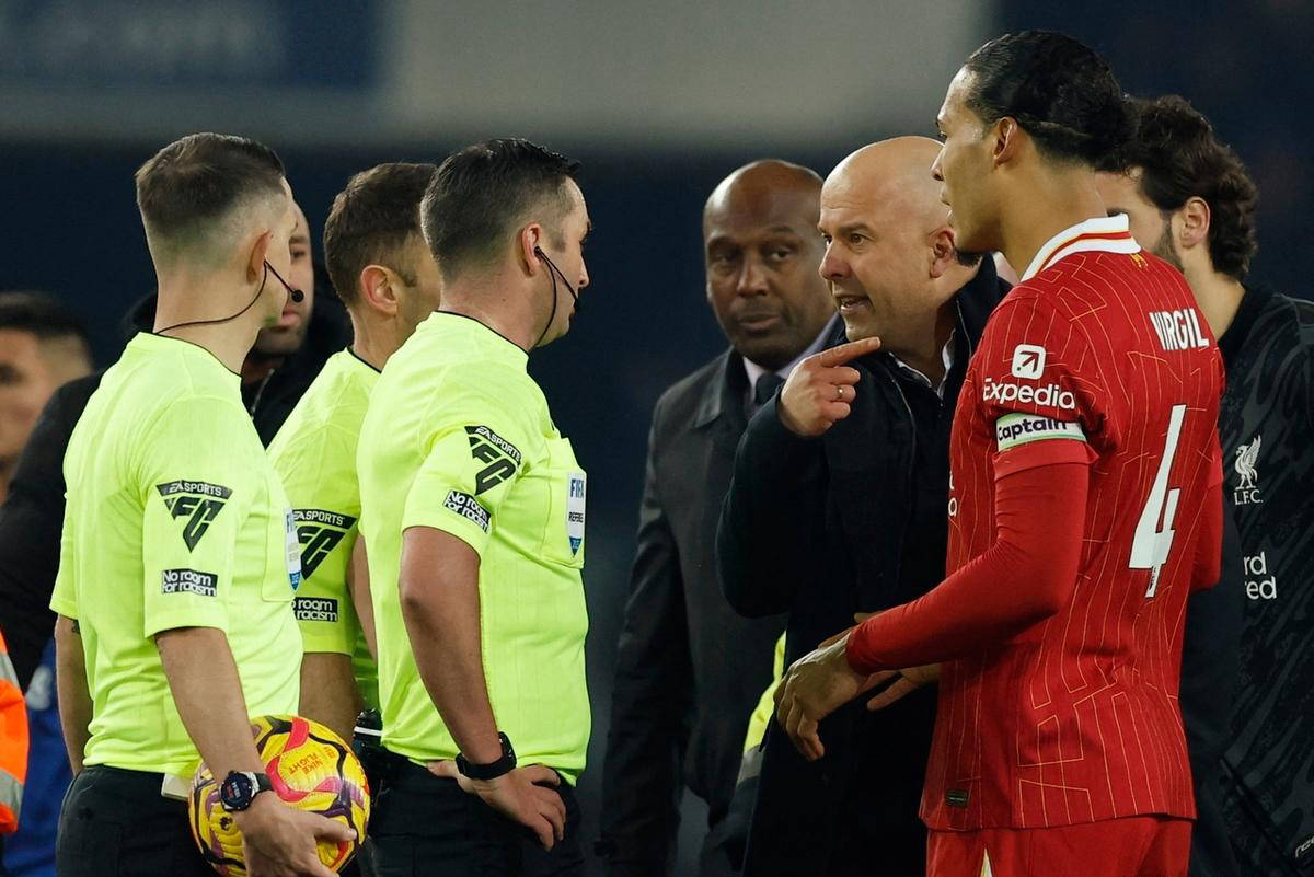 利物浦球员被罚下场，球队陷入困境的简单介绍