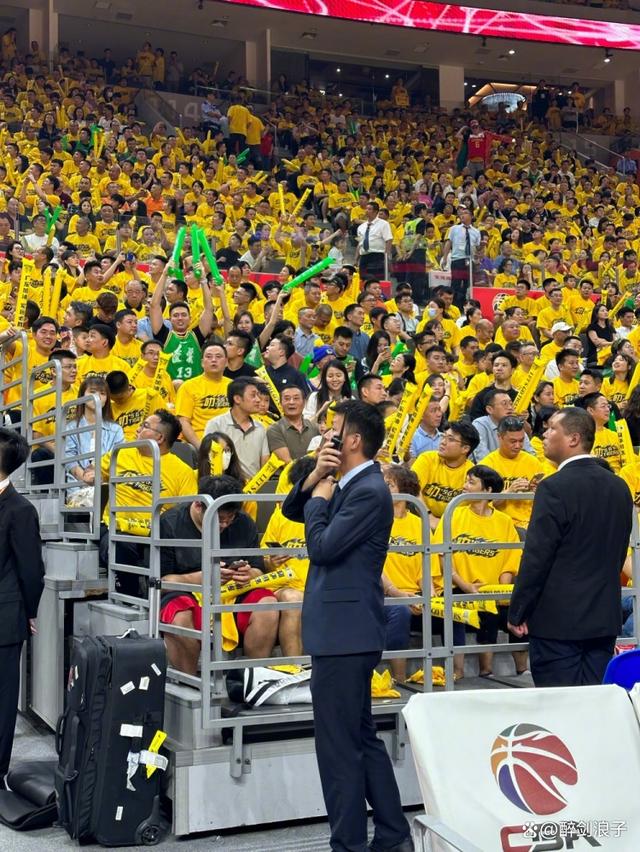 现场观众对球员表现持续热情鼓励