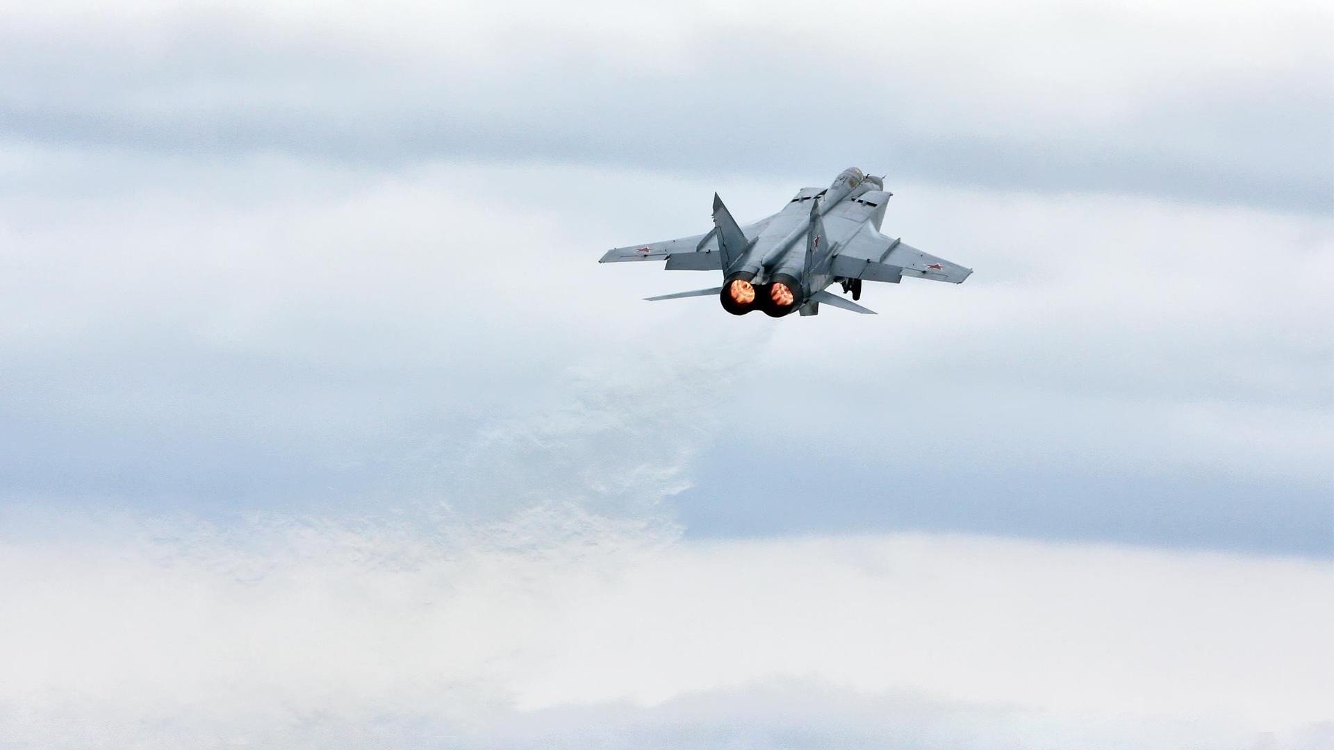 一厘米的对决，斯通斯如何让伊朗的孤勇化为无形